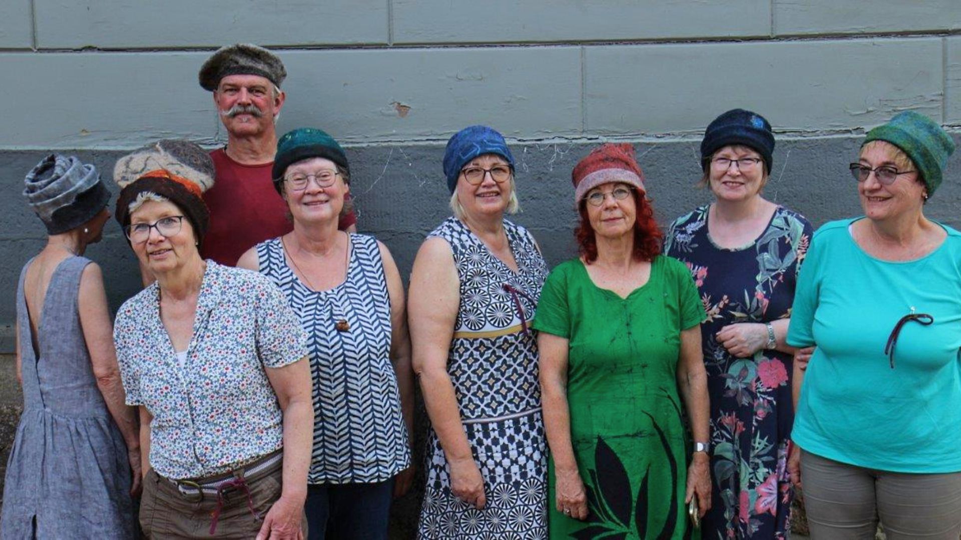 Filzkolleg 2026 Rückblick Gruppenbild Hutkurs mit Frieder Glatzer